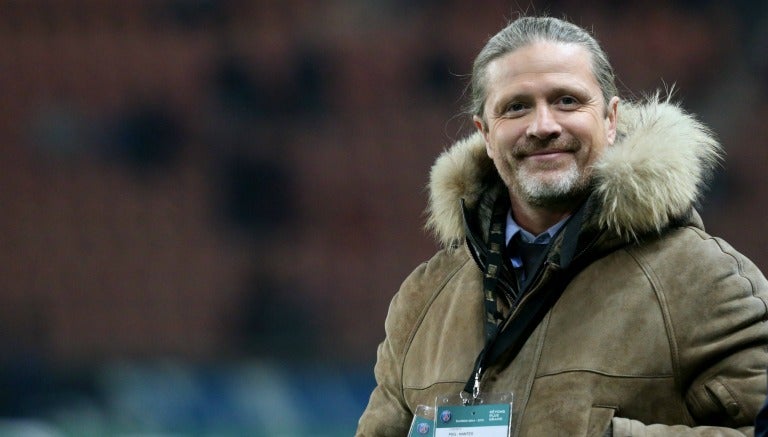 Emmanuel Petit sonríe ante la cámara