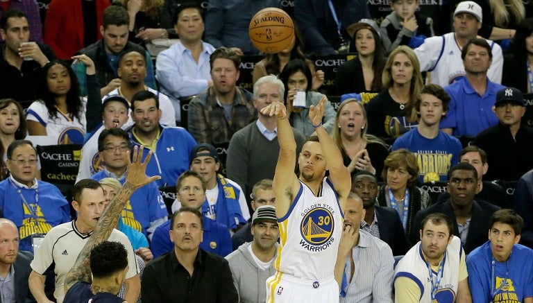 Curry lanza un tiro de tres puntos