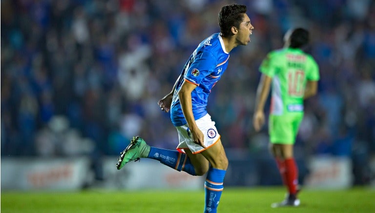 Víctor Zúñiga celebra un gol con La Máquina