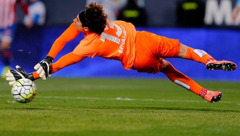 Guillermo Ochoa suma buenas intervenciones como portero titular 