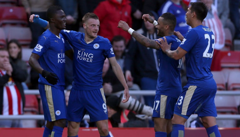 Jugadores del Leicester festejan gol del equipo