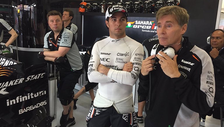 Checo Pérez, esperando en su garage a que pasara la lluvia