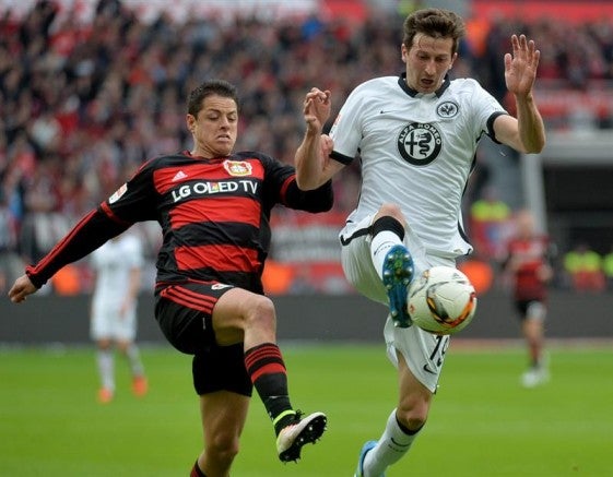 Chicharito pelea el balón con un rival