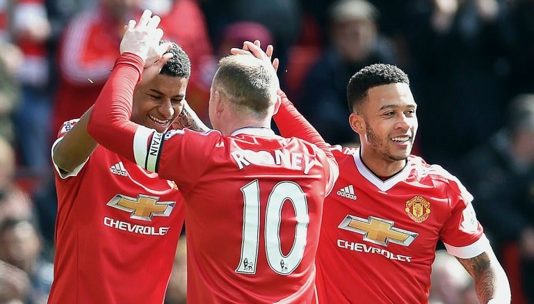 Marcus Rashford celebra su gol junto a Wayne Rooney y Memphis Depay