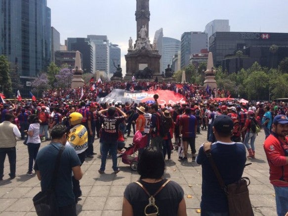 Aficionados del Atlante celebran en el Ángel de la Independencia