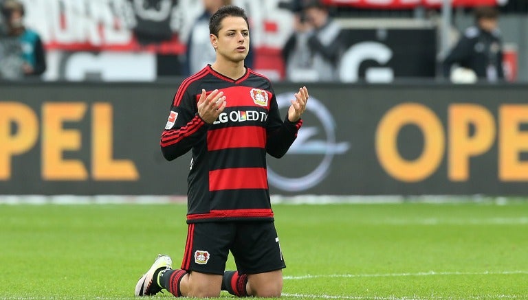 Chicharito rezando previo a un cotejo con Bayer