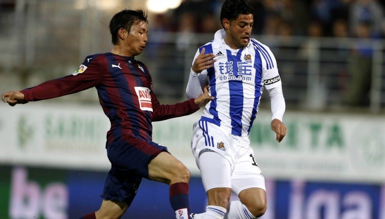 Carlos Vela peleando el balón contra Takashi Inui 