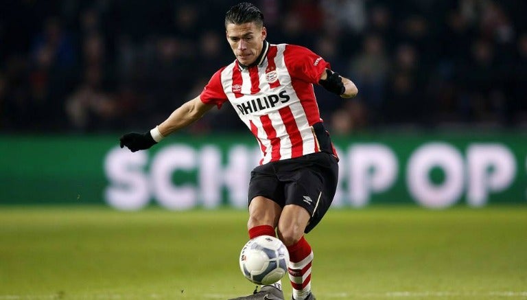 Héctor Moreno durante el juego del PSV