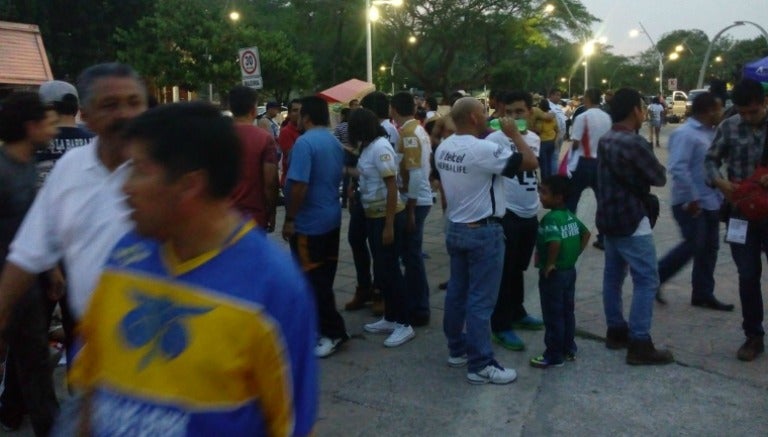 Afición felina a las afueras del Estadio Zoque