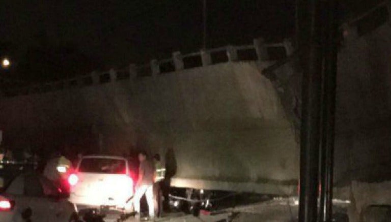 Se derrumba un puente vehicular tras fuerte sismo