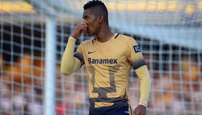 Fidel Martínez en partido con Pumas