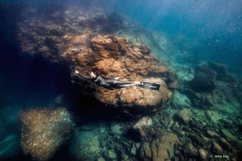 Bella sirena nada debajo del mar