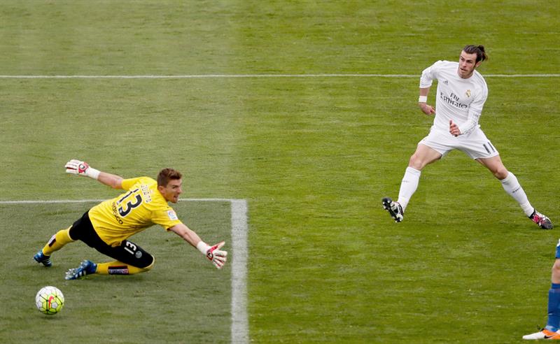 Bale tira y vence al arquero para el tercer gol del club blanco