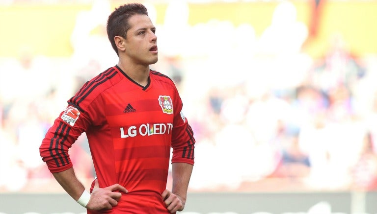 Chicharito observa en un encuentro del Bayer