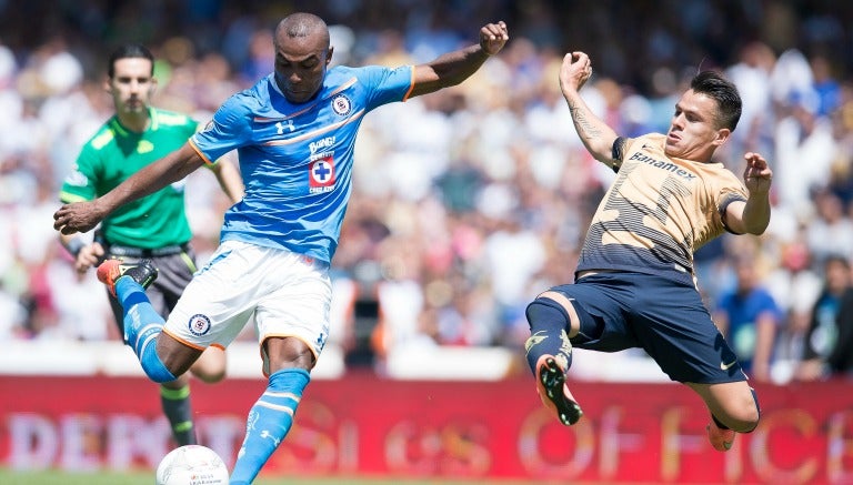 Guerrón dispara a puerta en juego contra Pumas