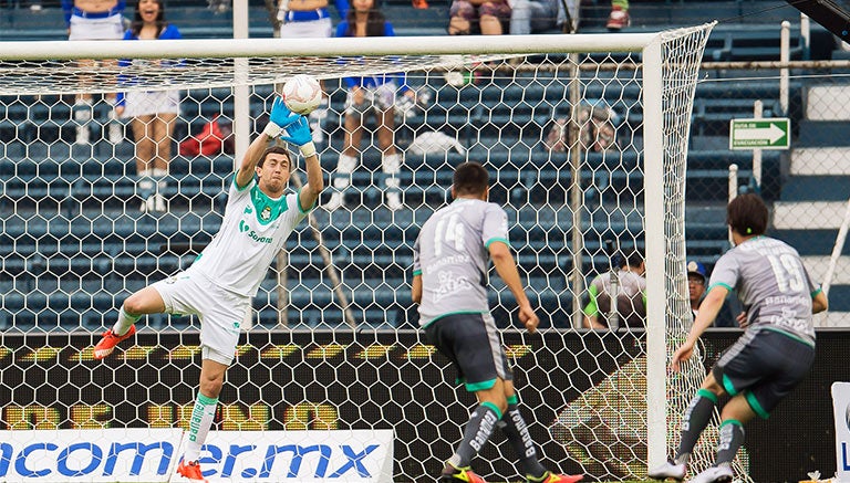 Marchesín ataja un disparo contra Cruz Azul