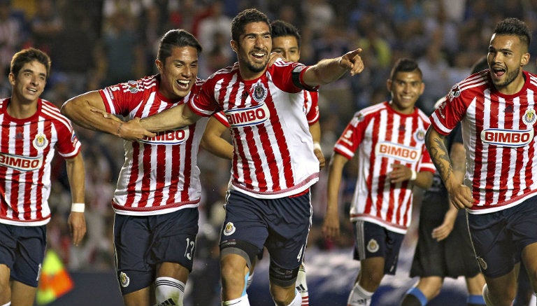 Jair festeja un gol con Chivas