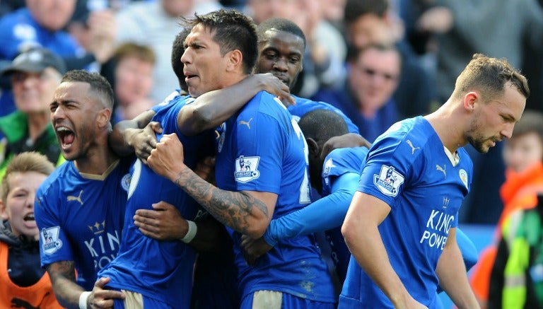 Ulloa celebra con sus compañeros el tanto del empate de los Foxes 