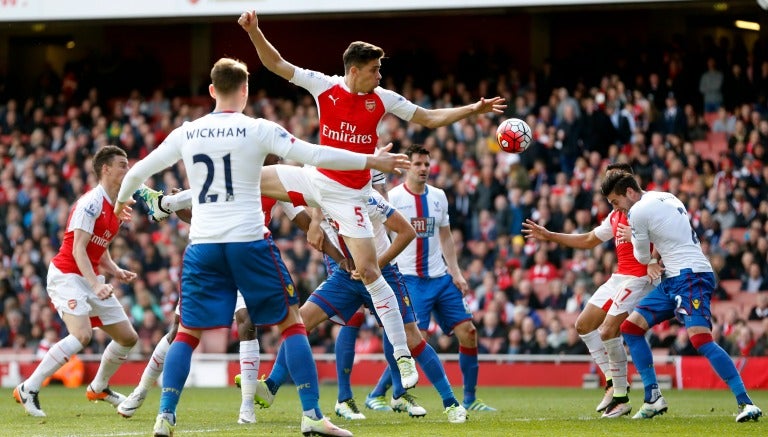 Gabriel del Arsenal busca el balón en el área del Crystal Palace