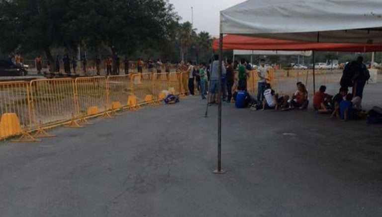 Aficionados acampando afuera del estadio