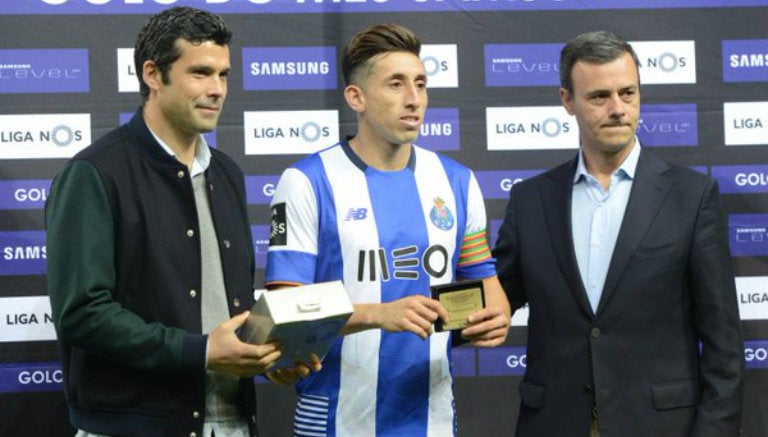 Héctor Herrera recibe premio al mejor gol de marzo