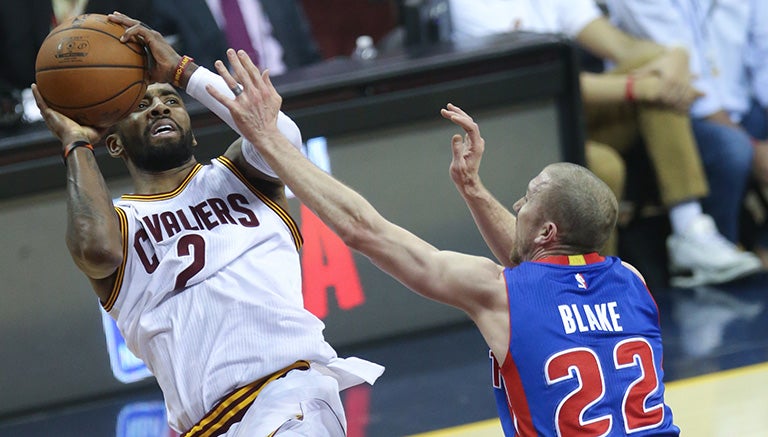 Kyrie Irving intenta un tiro contra Detroit