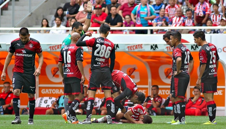 Márquez ofreciendo disculpas a Brizuela en el césped