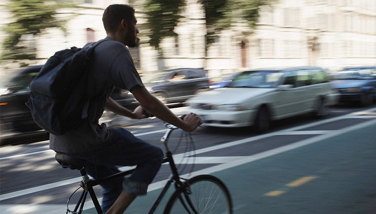 Ciclista en un carri especial 