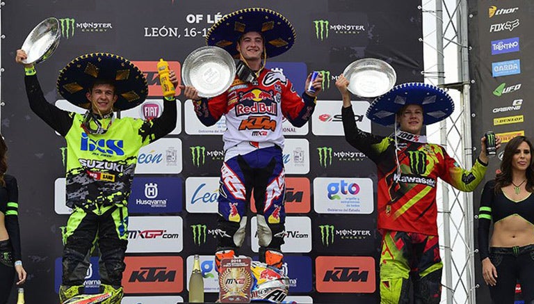 Tim Gajser celebra su trunfo en el podio