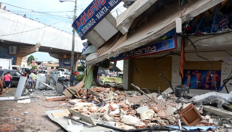 Un edificio destruido tras el terremoto en Ecuador