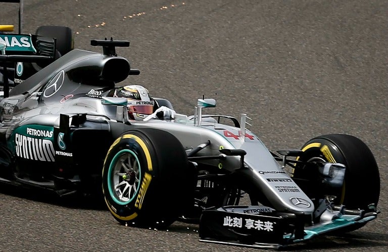 Lewis Hamilton en su monoplaza durante el GP de China