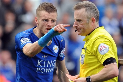 Vardy reclama una decisión al árbitro