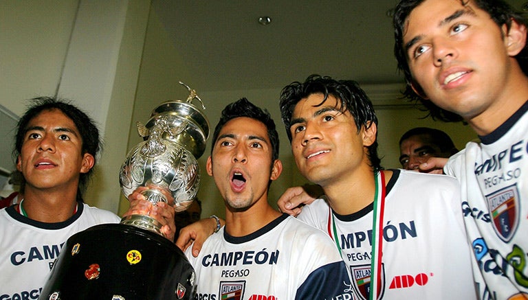 Jugadores de Atlante con el trofeo de Campeón 