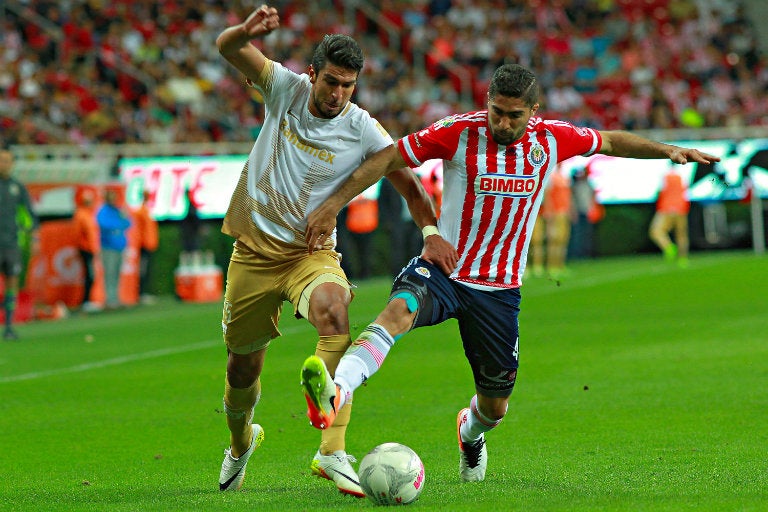 Pereira disputa el balón en juego contra Pumas