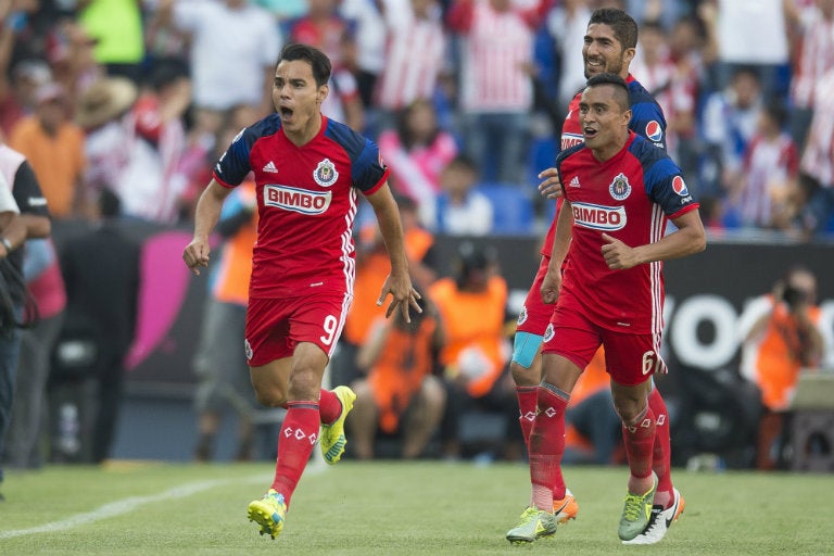 Omar Bravo celebra su anotación contra Puebla