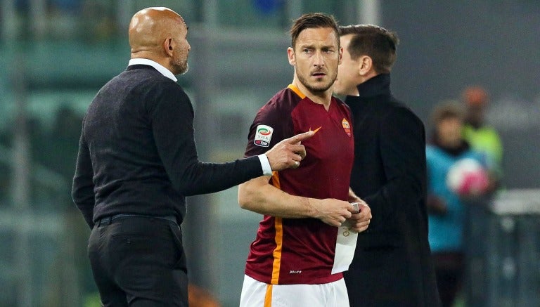 Totti dialoga con Spalletti antes de ingresar al campo