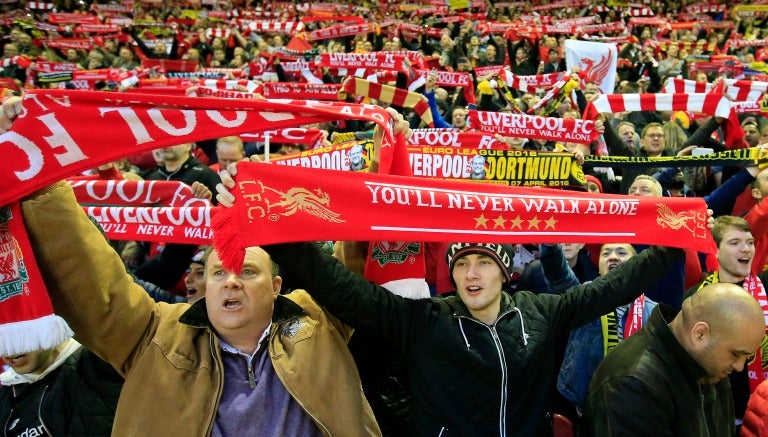 Los aficionados del Liverpool en el juego contra Dortmund