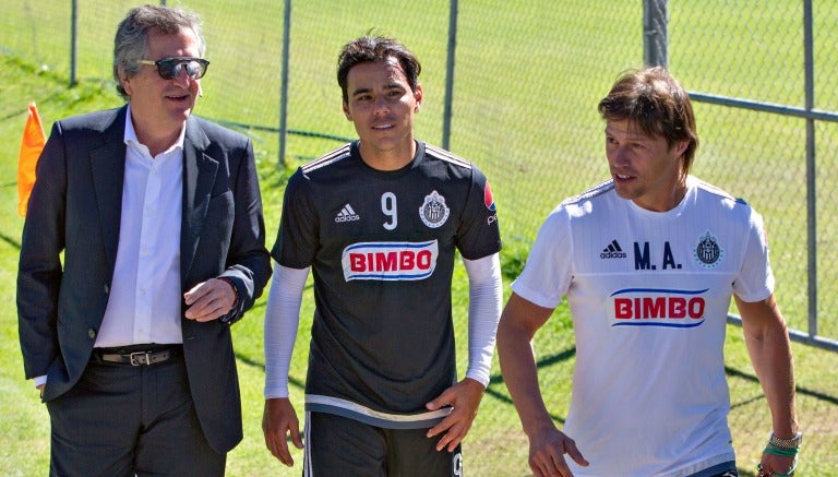 Vergara, Bravo y Almeyda caminando en las intalaciones de Chivas