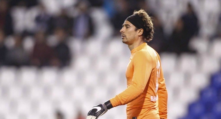 Guillermo Ochoa cubriendo el arco del Málaga