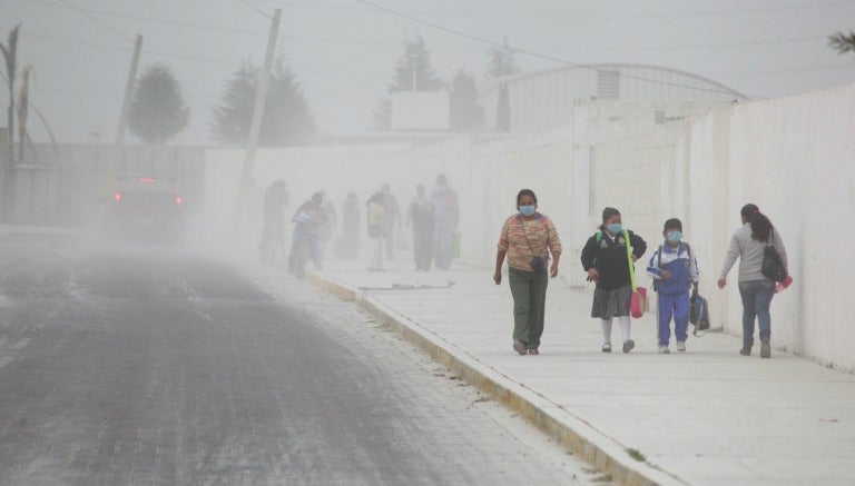 Una calle de Puebla cubierta de ceniza volcánica