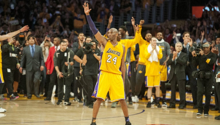 Kobe Bryant saluda a las gradas en su juego de despedida