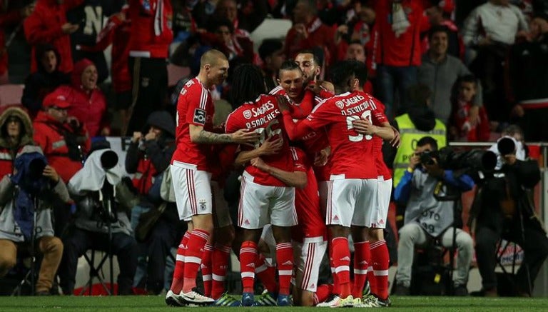 Jugadores de Benfica festejan un gol