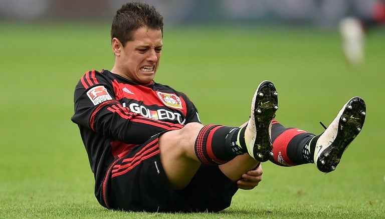 Javier Hernández se duele de una lesión