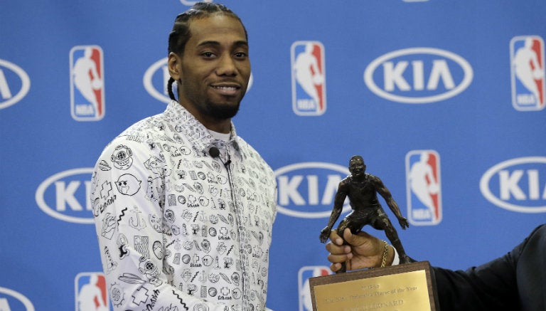 Kawhi Leonard recibe el premio a Mejor Defensor de la NBA