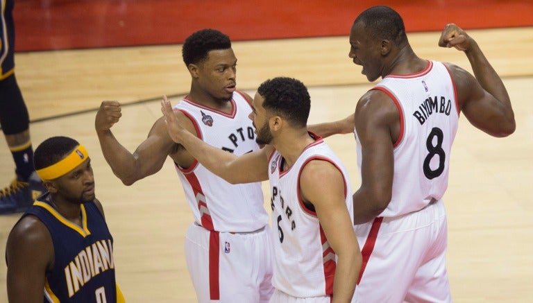 Jugadores de Raptors festejan el triunfo