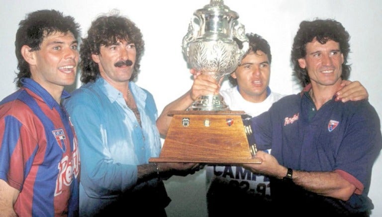 Ricardo La Volpe posa con el trofeo de Campeón