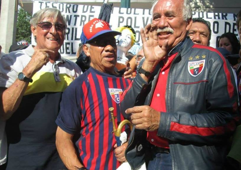 A la derecha, Marcos Rivas convive con aficionados de Atlante