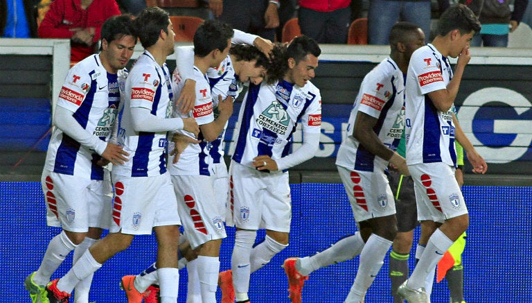 Jugadores de Pachuca festejan un gol 