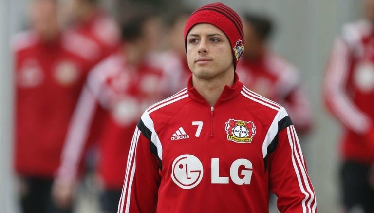 Chicharito, durante un entrenamiento con el Leverkusen