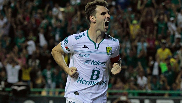 Mauro Boselli festeja un gol con León